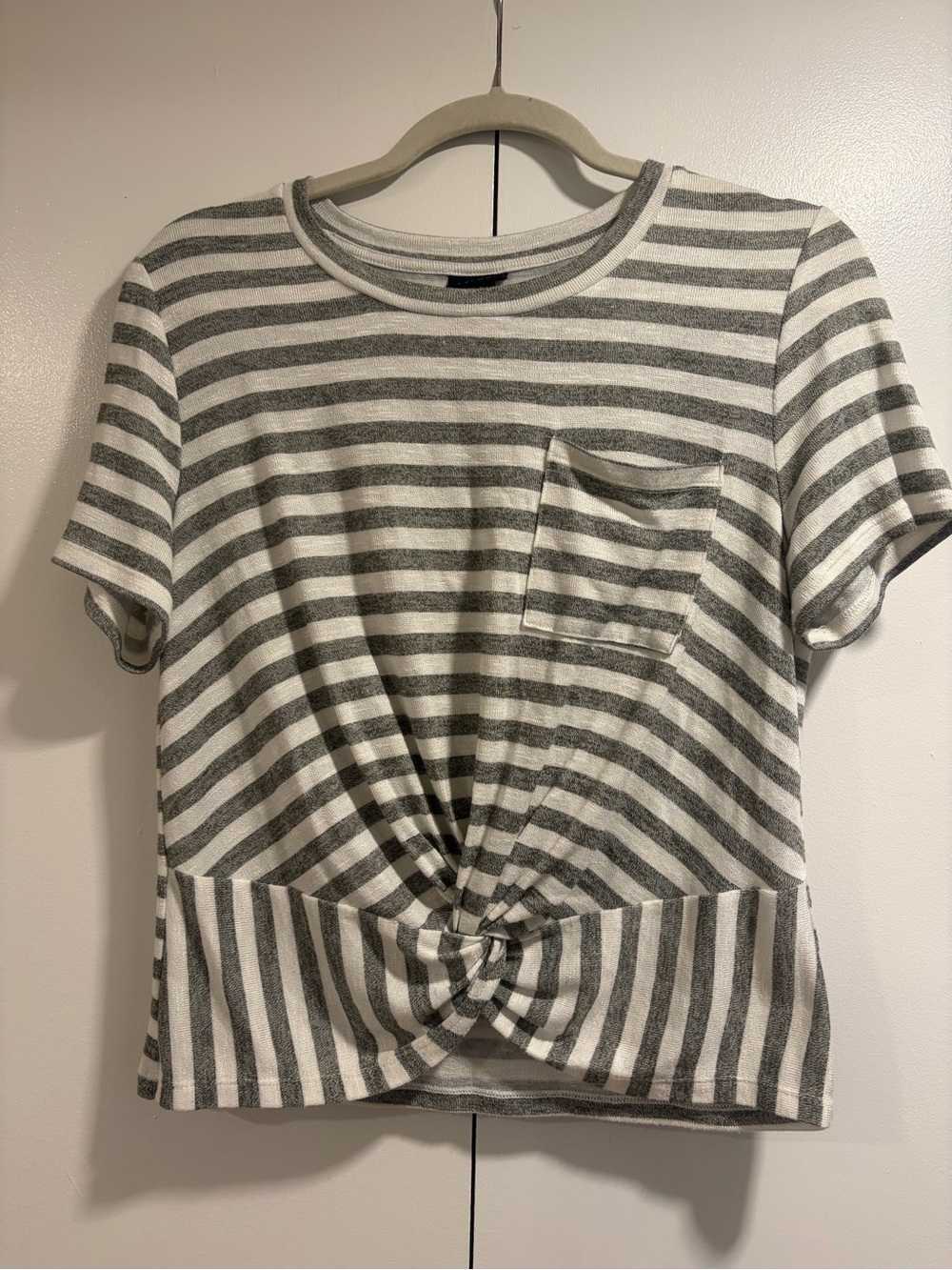Rue21 Gray & White Striped Twist-Front Pocket Tee